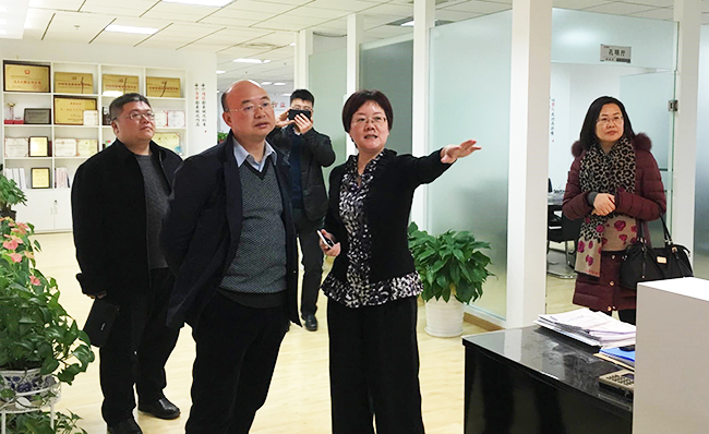 江西省信息中心主任金俊平莅临北京国脉考察指导，国脉互联总经理、首席规划师郑爱军予以热情接待。