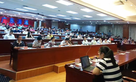 由广东省清远市市府办主办的"清远市政府网站普查培训"会议在清远市政府会议中心召开,广州国脉互联信息咨询有限公司副总经理、高级咨询师杨琼受邀出席并开展了普查培训。 由广东省清远市市府办主办的"清远市政府网站普查培训"会议在清远市政府会议中心召开,广州国脉互联信息咨询有限公司副总经理、高级咨询师杨琼受邀出席并开展了普查培训。