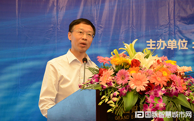 在“2015中国互联网+信息社会高端论坛”上，农业部信息中心原主任郭作玉发表主题演讲。